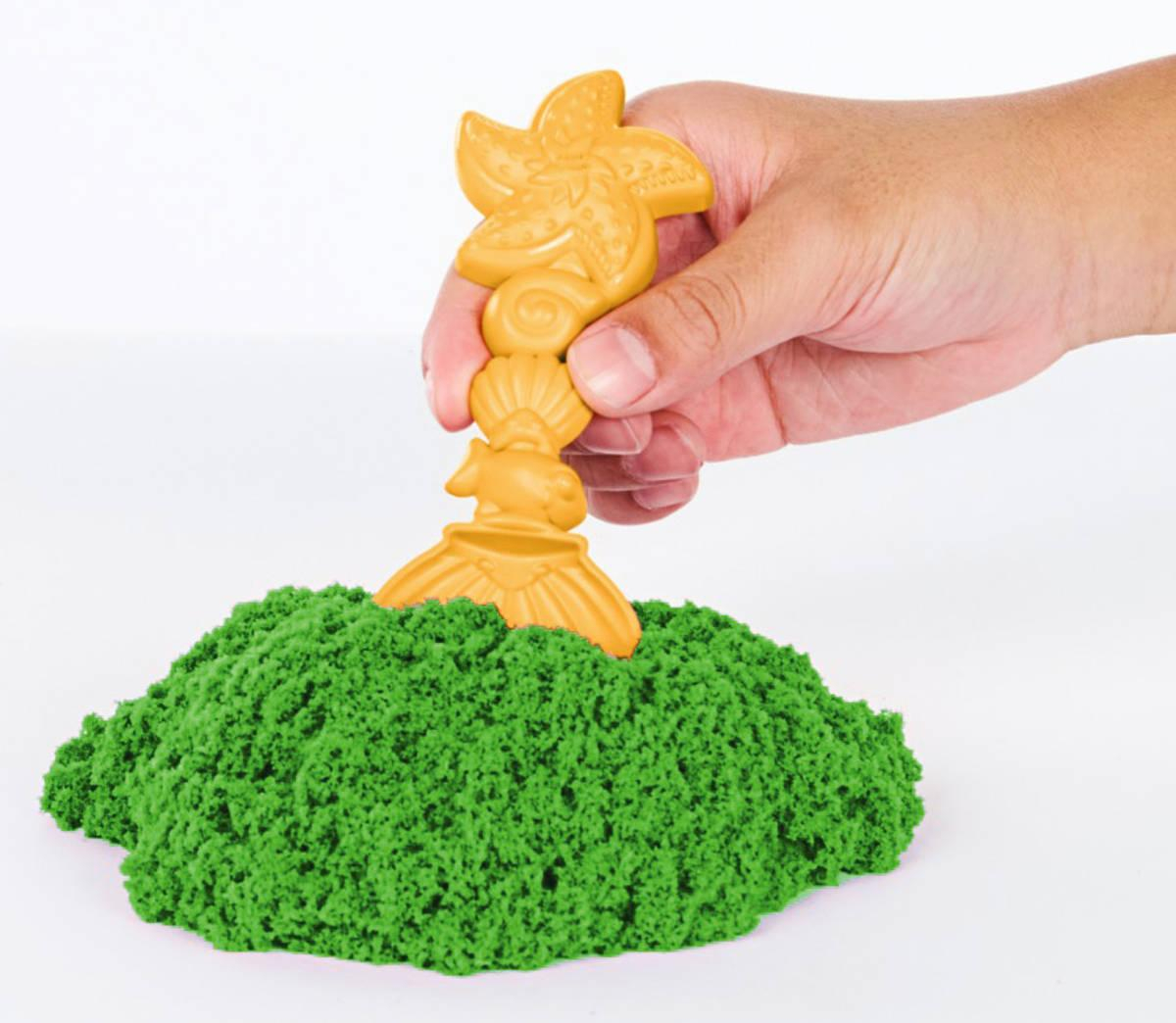 ds13684613_spin_master_kinetic_sand_zeleny_450g_tekuty_pisek_s_podlozkou_a_nastroji_6