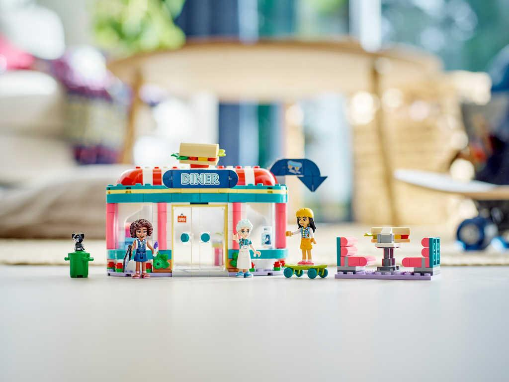 ds29042630_lego_friends_bistro_v_centru_mestecka_heartlake_41728_stavebnice_3